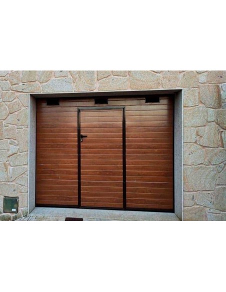 PUERTA SECCIONAL RESIDENCIAL CON PUERTA DE SERVICIO